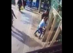 خلع سترته وفاجأه بالهجوم.. فلسطيني يطعن