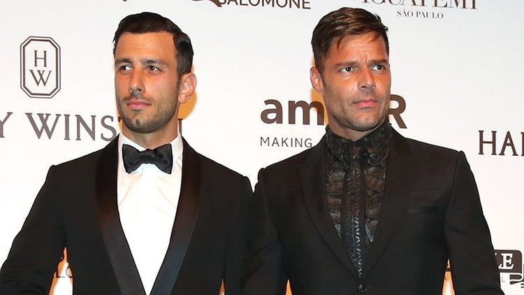 المغني العالمي ريكي مارتين يعلن خطوبته