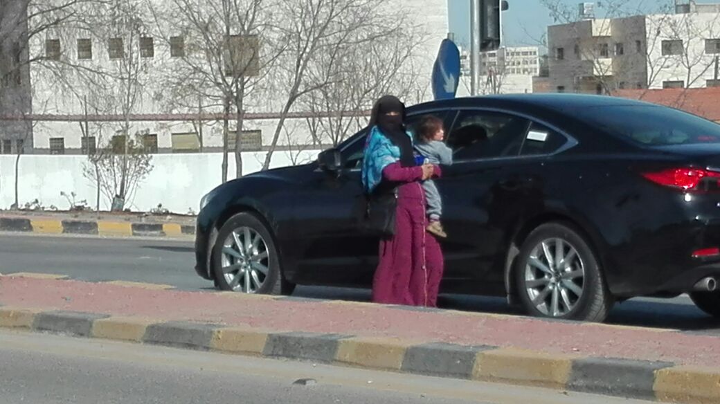 مادبا.. سيدة تتسول برضيع ’مستأجر‘