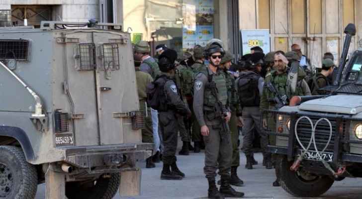 الاحتلال يعتقل فتاتين أحدهما مصابة من