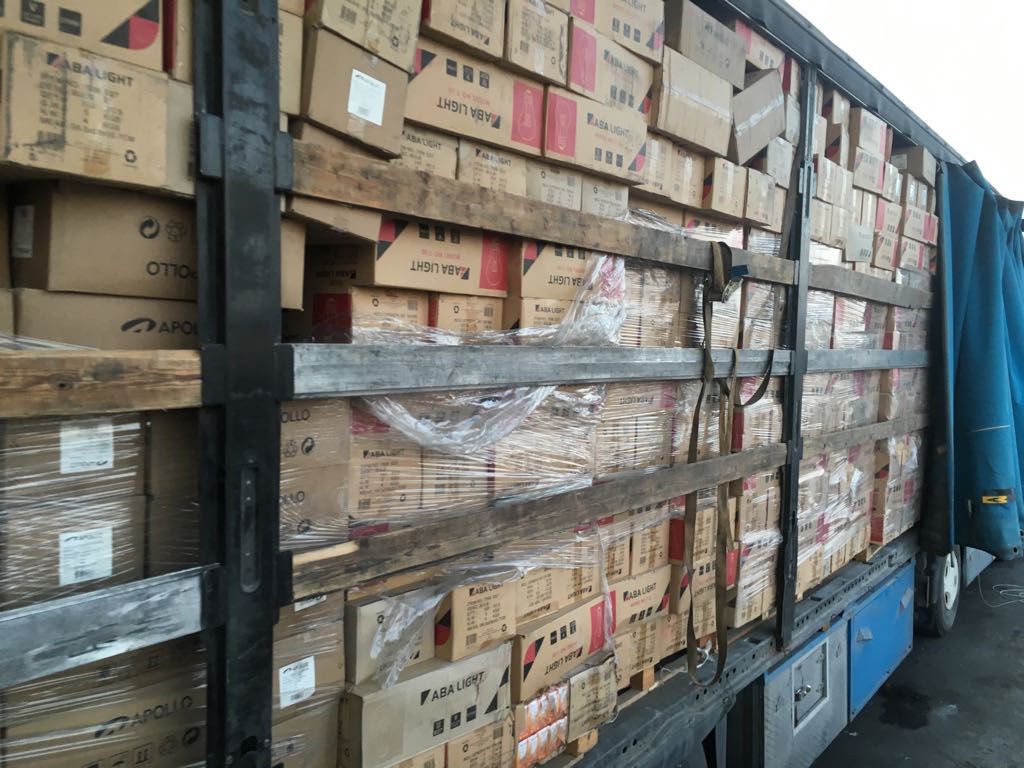 الجمارك تضبط شاحنة مصابيح كهربائية غير