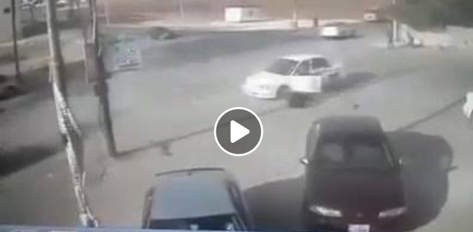 تصرف مفاجئ لسائق مركبة بعد حادث