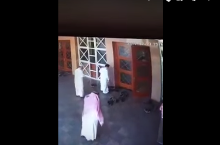 بالفيديو.. ثلاثة لصوص يسلبون رجلا في