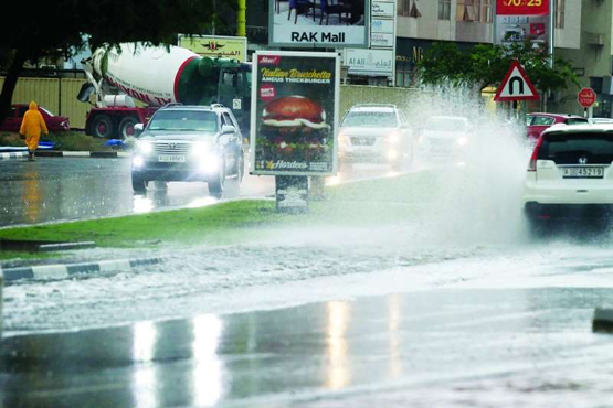 امطار غزيرة وسيول في الامارات (فيديو)