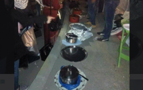 ’المقلوبة‘ عشاء المعتصمين أمام السفارة الأمريكية