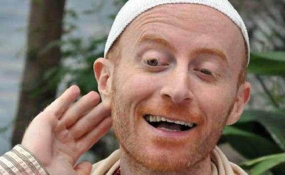 النمس يتحدى شاعرا كبيرا ويربح (فيديو)