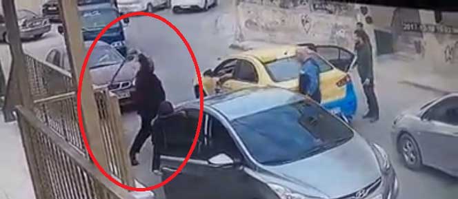 ضربه بسيف بعد ملامسته لمركبته بالزرقاء