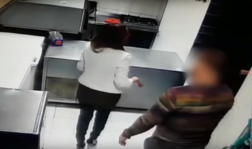 كاميرات المراقبة توثق لحظة ضرب مغني