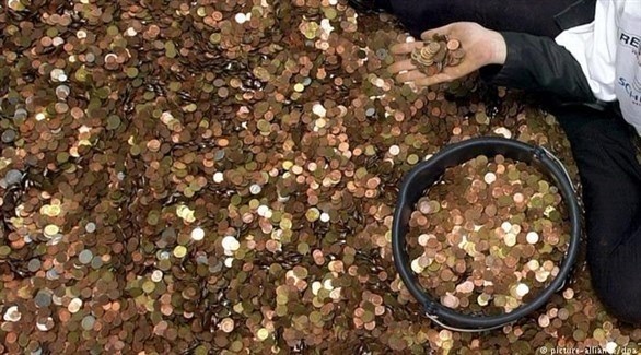 موظف بنك يمضي 6 أشهر في