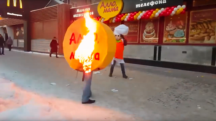 شاهد.. تشاجر معه فحاول إحراقه حيا