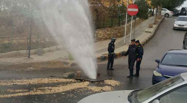 كسر خط مياه رئيسي يتسبب بازمة