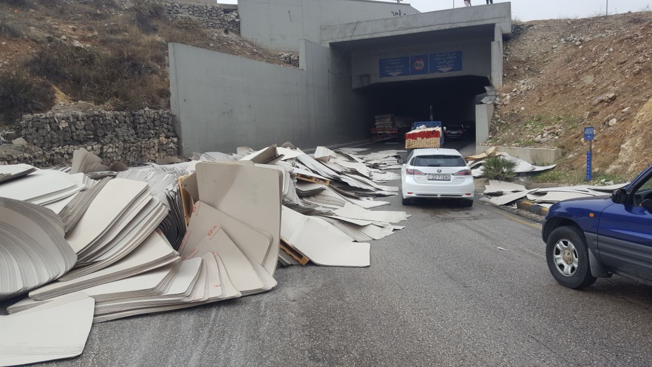 ’ورق كرتون‘ يتسبب بأزمة مرورية على