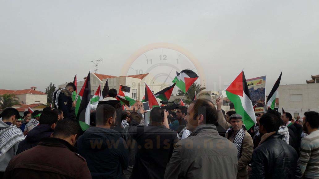 أردنيون ينددون بالقرار الأمريكي أمام سفارة