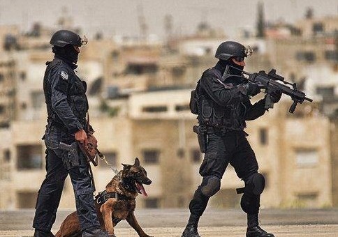 القبض على شابين وفتاة بحوزتهم مبالغ