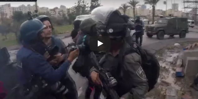بالفيديو.. جيش الاحتلال يعتدي على أطباء