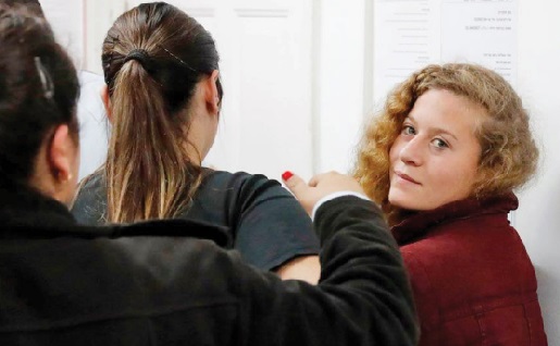 عهد التميمي تستفز المحقق الإسرائيلي وهذا