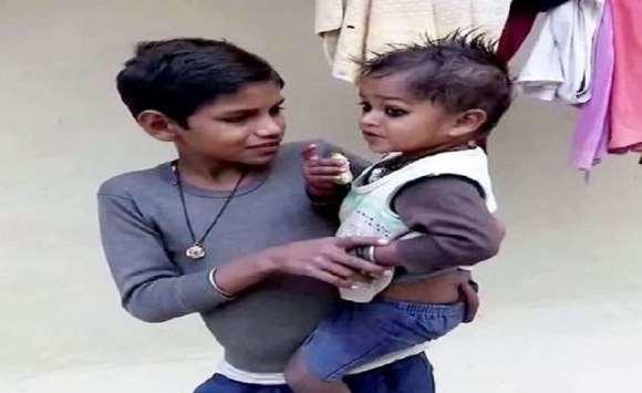 هنود يعبدون طفلا له ذيل