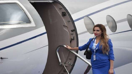 سقوط مضيفة من طائرة في مطار