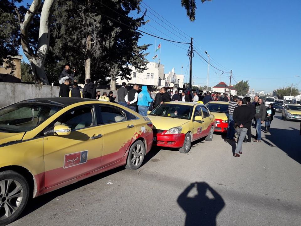 أصحاب التكاسي يعتصمون أمام مبنى محافظة