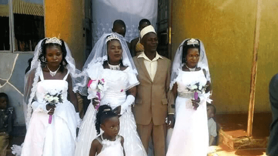 تزوج من 3 نساء بحفل واحد