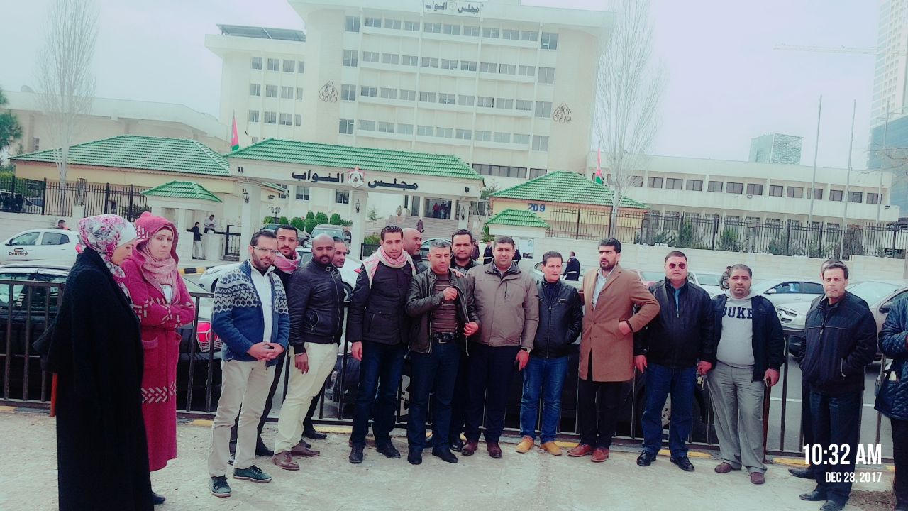 موظفو ’الضريبة‘ يواصلون اعتصامهم أمام ’النواب‘: