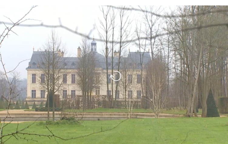 طاقم تلفزيوني حاول الاقتراب من قصر