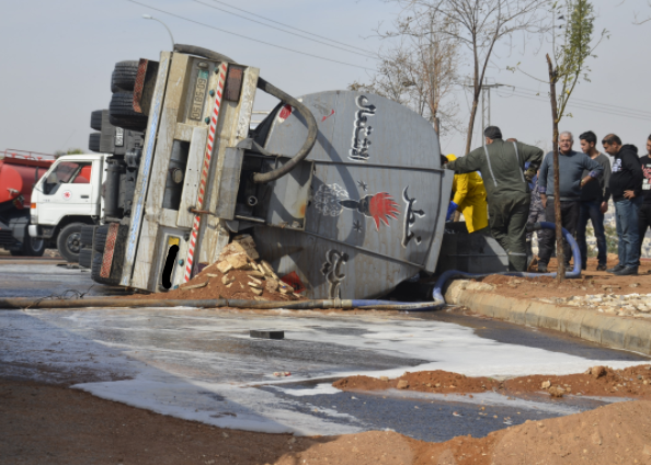 وفاة شخص بتدهور صهريج محروقات على