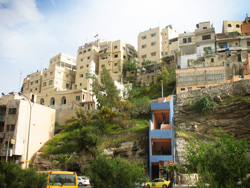 الحكومة تمدد تراخيص الابنية القائمة قديما