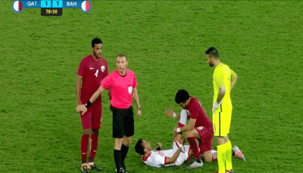 لاعب قطري يسعف لاعبا بحرينيا مصابا