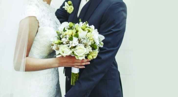 تنبيه للعزاب والأرامل .. الزواج يقي