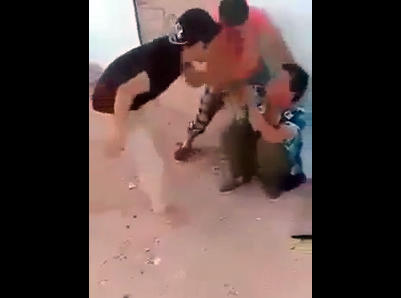 القبض على شخصين ظهرا في فيديو