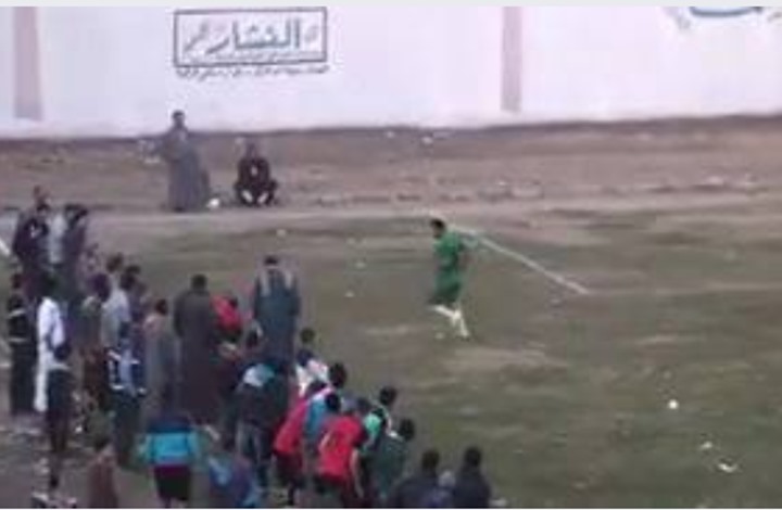 مشجع مصري بـ’الجلابية‘ يعرقل لاعبا خلال
