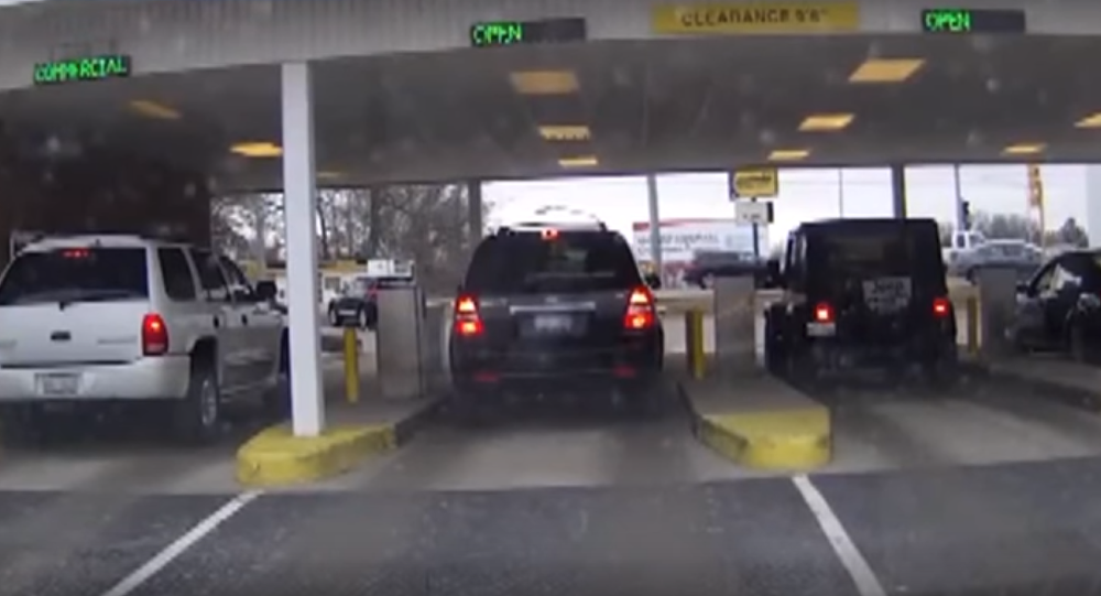 شاهد.. . حادث عجيب لا يوجد