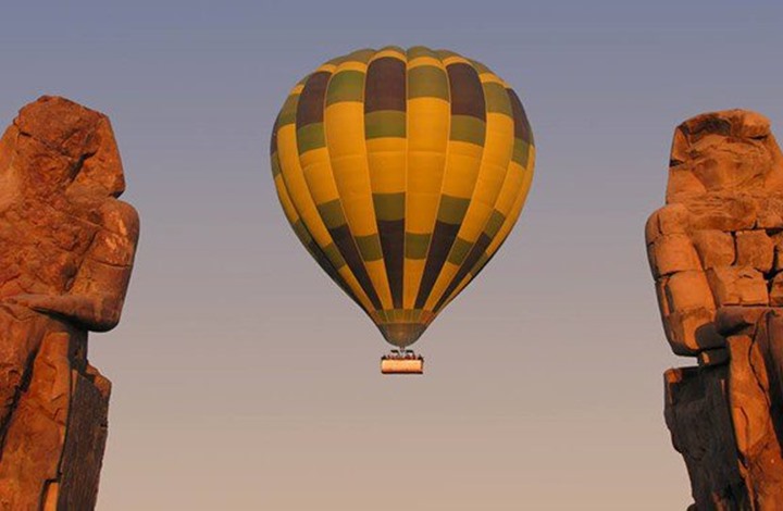 مقتل سائحة وإصابة آخرين بسقوط منطاد