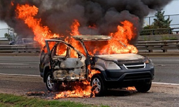 شخصان يضرمان النار بمركبة شخص اثناء