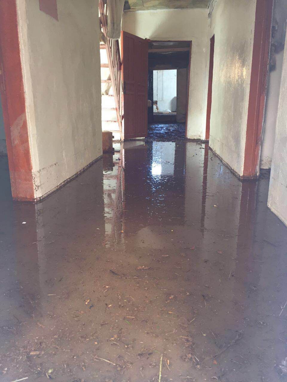 مياه الأمطار تداهم منزلا في السلط