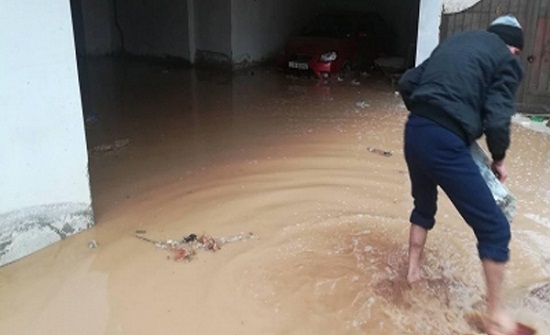 مياه الامطار تداهم 15 منزلا في