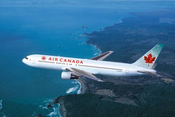 لحظة تصادم طائرتين في مطار بكندا