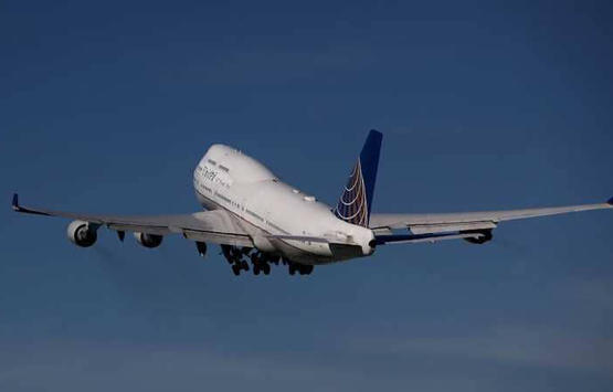 (فعل مقزز) يحول مسار طائرة أميركية