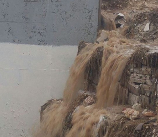 انهيارات تغلق طرقا في الطفيلة