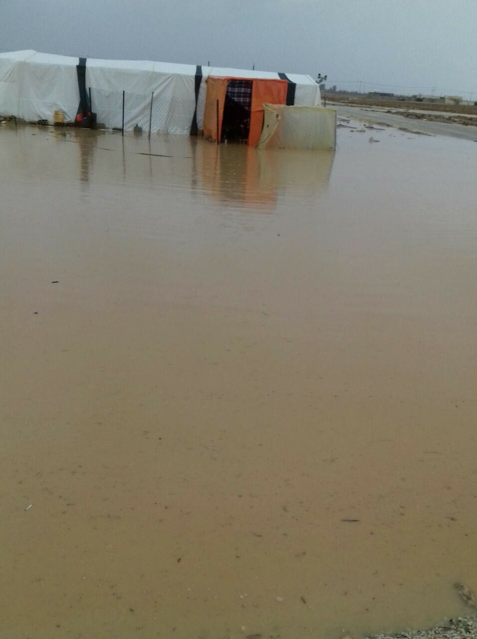 الأمطار داهمت (128) في المملكة.. وتأمين