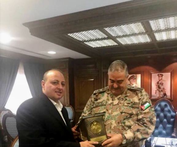 رئيس هيئة الأركان المشتركة يكرم الدكتور
