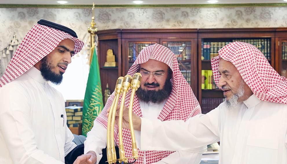 ’ميكروفونات ذهبية‘ يحملها السديس تثير جدل