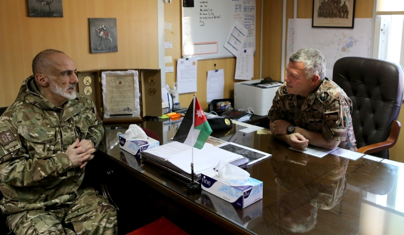 الملك يزور مركز تدريب القناصين