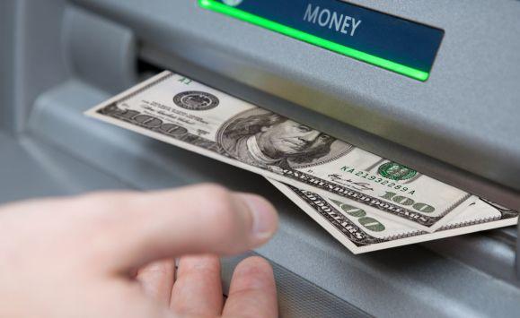 سرق المصرف لشراء خاتم خطوبة