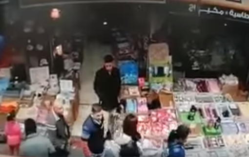 ملثمون يهاجمون محلا تجاريا بوسط البلد