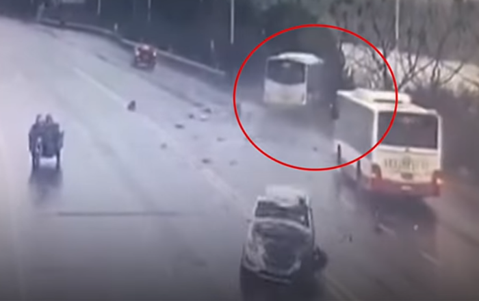 بالفيديو.. لحظة سقوط حافلة ركاب في