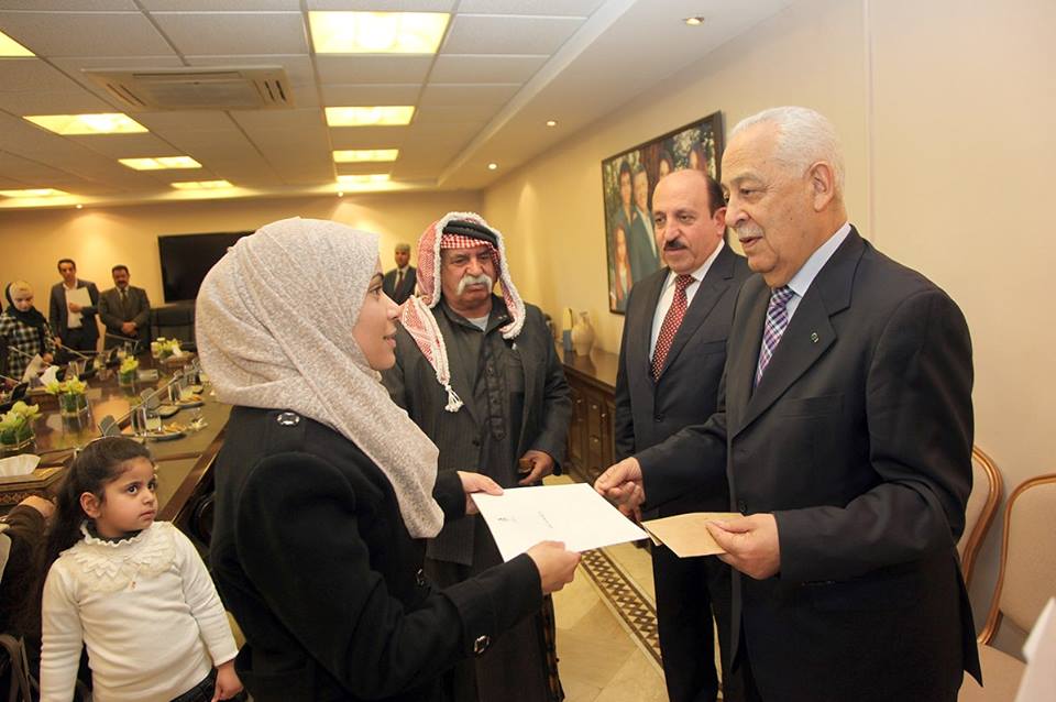 تسليم مساكن لعدد من أسر الشهداء