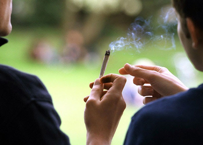 حوارية الصيادلة: رفاق السوء مسؤولون عن