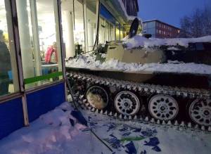 رجل يسرق دبابة ويتجوّل بها في